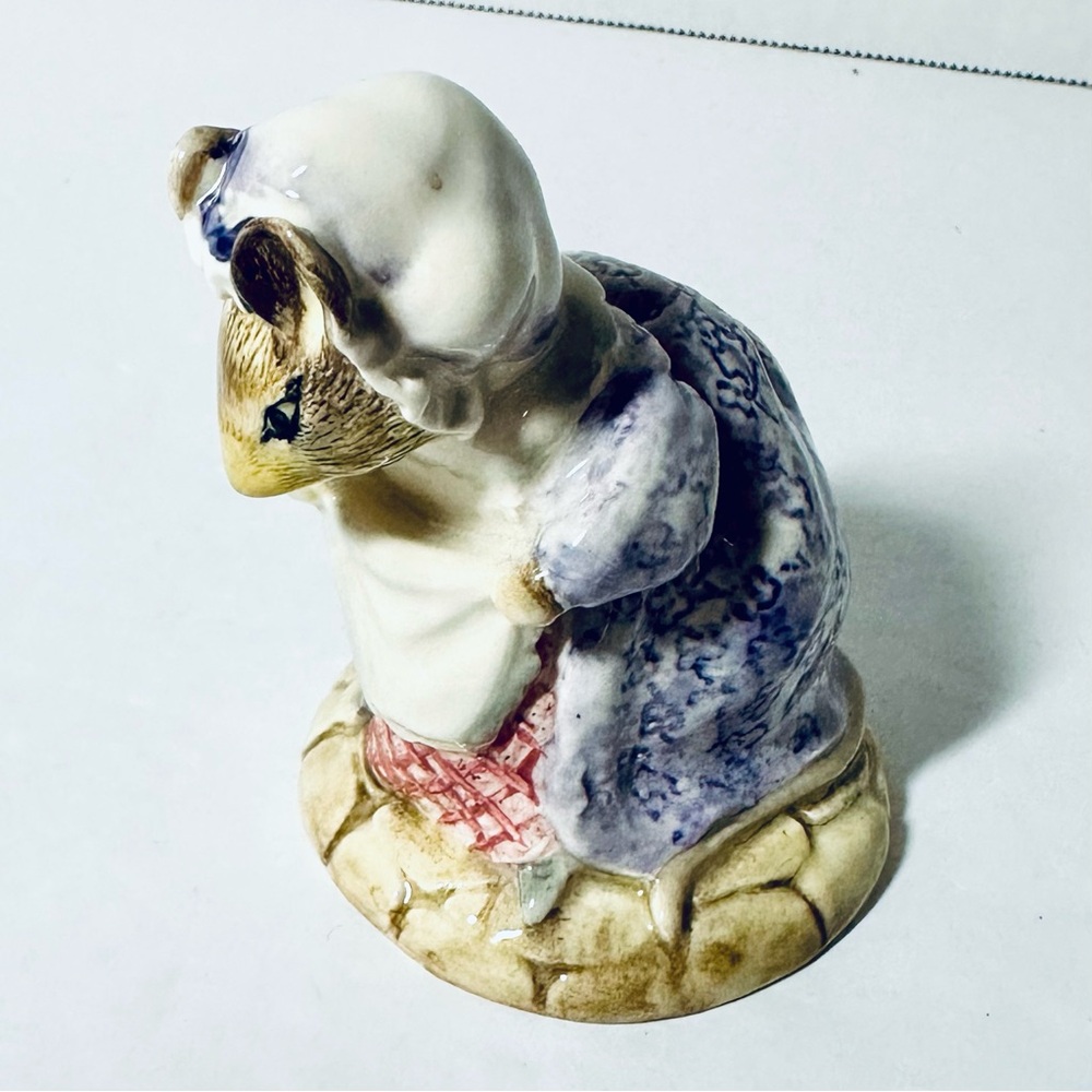 Royal Albert Beatrix Potter “Lady Mouse Made a Curtsy Figurine in MINT condition - Picture 5 of 7